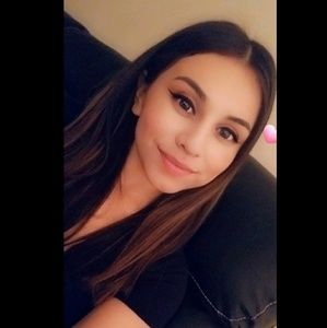 Meet your Posher, Larissa